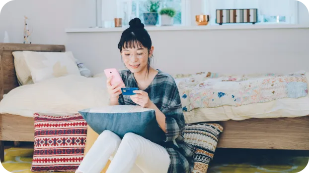 カードを探す女性